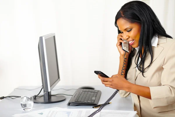 Entrepreneur femme parler au téléphone — Photo
