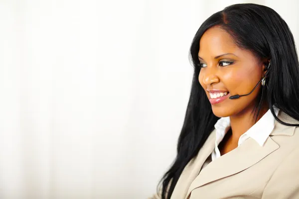 Operadora de chamadas feminina no trabalho — Fotografia de Stock