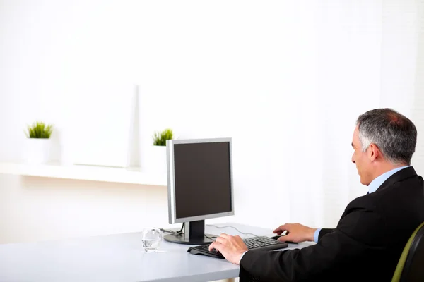 Executive working on computer — Stock Photo, Image