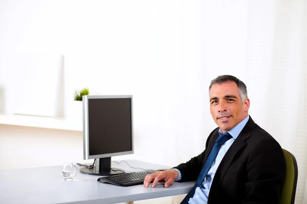Karismatisk verkställande arbetar på kontoret — Stockfoto