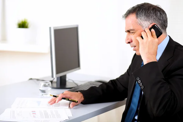 Zakenman gesprek op mobiele telefoon — Stockfoto