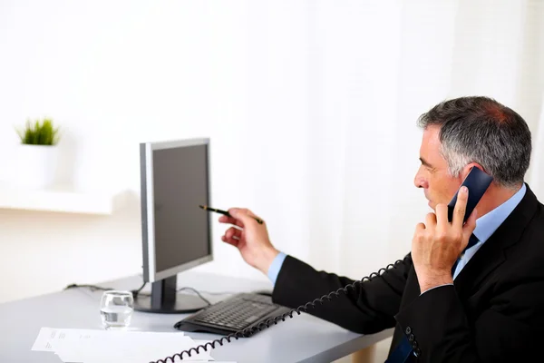 Elegant businessman pointing the computer — Stock Photo, Image