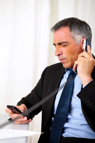 Hispanic senior zakenman roepen op de telefoon — Stockfoto