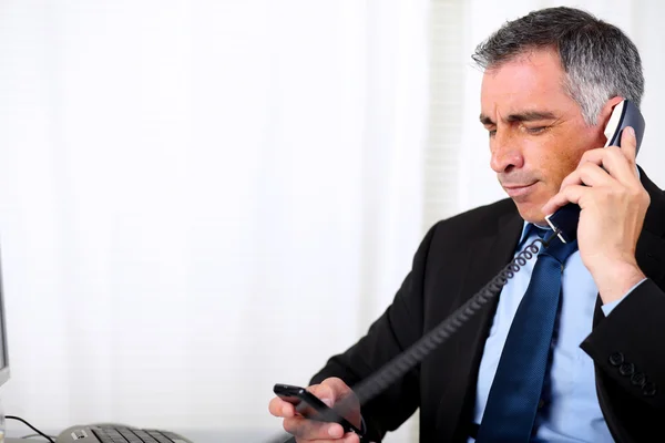 Senior férfi vár a telefon — Stock Fotó