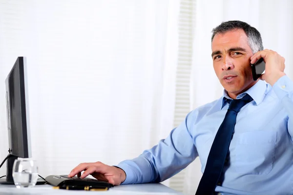 Hispanic professional man conversing on mobile — Stock Photo, Image