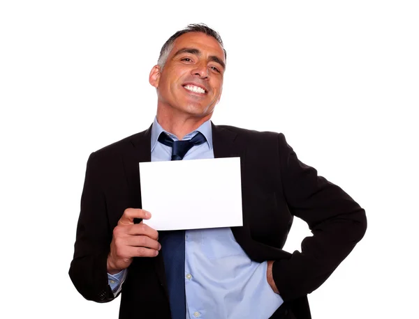 Елегантний виконавчий чоловік посміхається з білою карткою — стокове фото