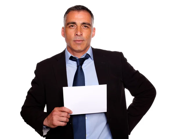 Homem de negócios hispânico sênior segurando um cartão branco — Fotografia de Stock
