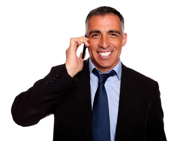 Привлекательный бизнесмен выступает по мобильному телефону — стоковое фото