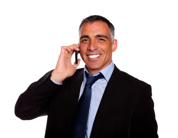 Seniorchef lächelt auf Handy — Stockfoto