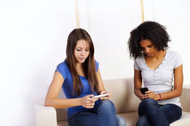 cep telefonunu kullanarak kızlar