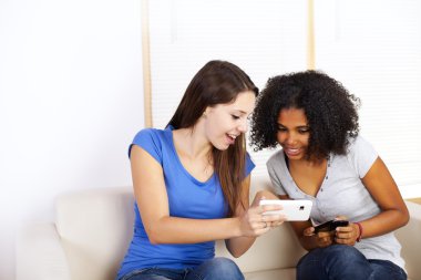 cep telefonunu kullanarak kızlar