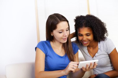 cep telefonunu kullanarak kızlar