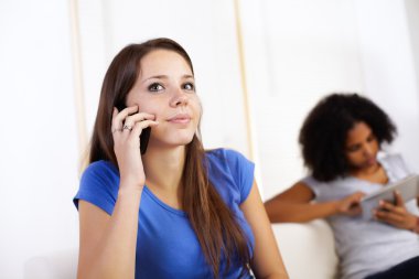 Cep telefonu kullanan kız