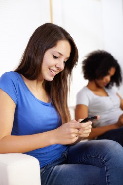 Cep telefonu kullanan kız