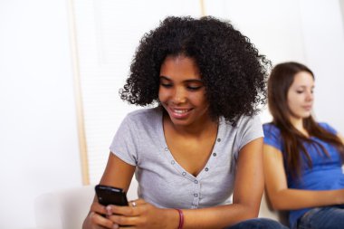 Cep telefonu kullanan kız