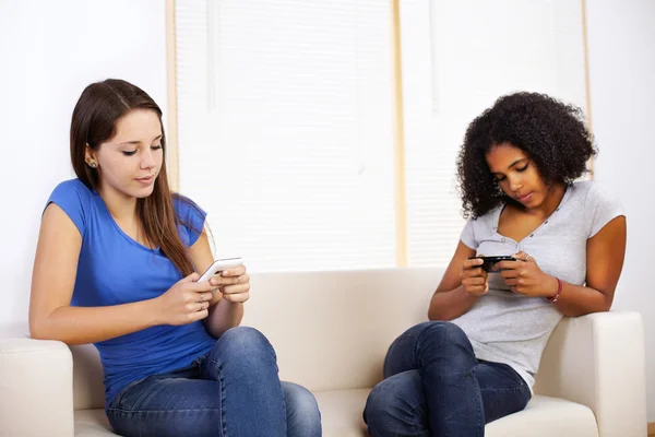 Девушки, использующие мобильные телефоны — стоковое фото