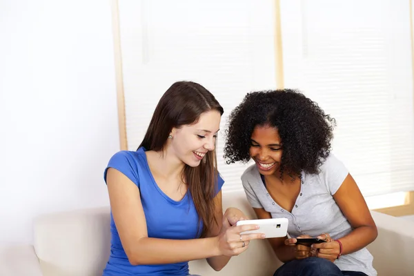 Meisjes met behulp van mobiele telefoons — Stockfoto