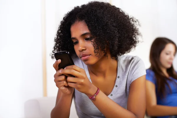 Mädchen benutzt ein Mobiltelefon — Stockfoto