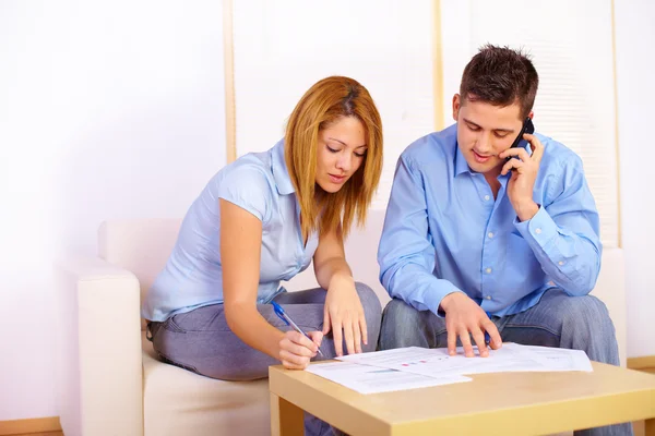 Couple working with documents — Stock Photo, Image