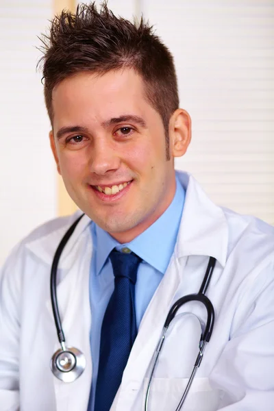 A munkahelyen a fiatal orvos — Stock Fotó