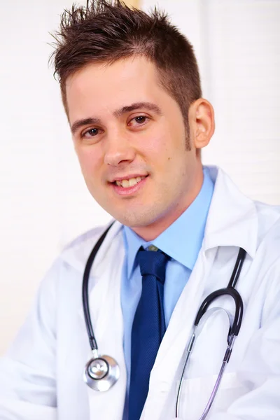 A munkahelyen a fiatal orvos — Stock Fotó