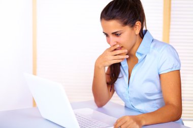 dizüstü bilgisayar kullanan genç kadın
