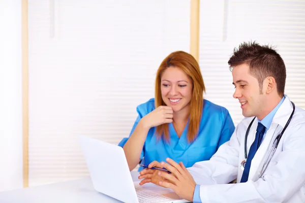 Arts en een verpleegster praten — Stockfoto