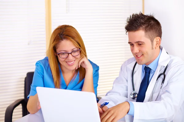 Médico y una enfermera hablando — Foto de Stock