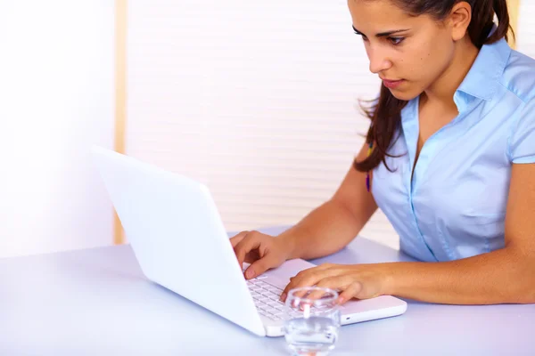 Giovane donna che utilizza un computer portatile — Foto Stock
