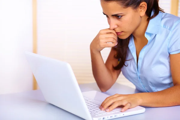Νεαρή γυναίκα χρησιμοποιώντας ένα φορητό υπολογιστή — Φωτογραφία Αρχείου