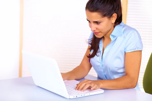 Mujer joven usando un ordenador portátil — Foto de Stock