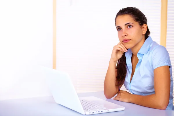 Mujer joven usando un ordenador portátil —  Fotos de Stock