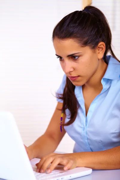 年轻女子使用一台笔记本电脑 — 图库照片