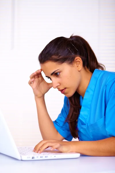 Sjuksköterska med en bärbar dator — Stockfoto