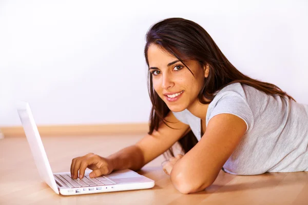Kvinna som använder en bärbar dator — Stockfoto