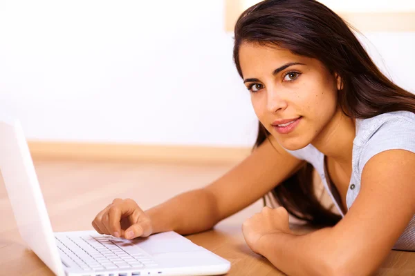 Mulher usando um laptop — Fotografia de Stock