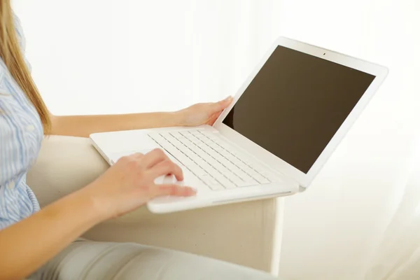Meisje met een laptop werkt — Stockfoto