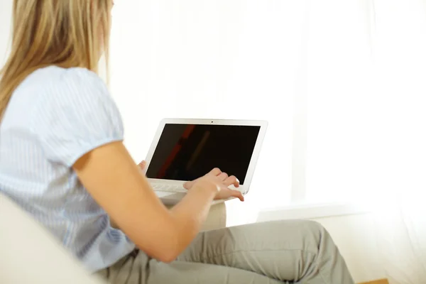 Frau benutzt Laptop — Stockfoto