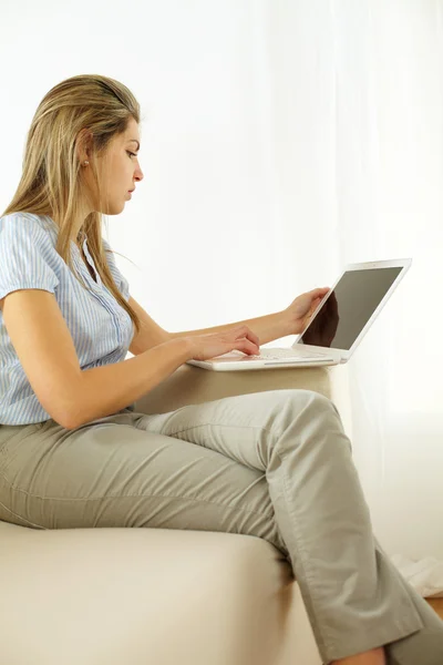 Жінка використовує ноутбук — стокове фото