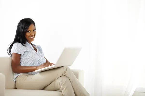 Mujer joven usando el ordenador portátil en casa —  Fotos de Stock