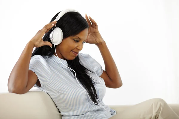 Mujer joven escuchando música y divirtiéndose — Foto de Stock