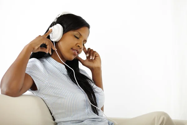 Mujer joven y tranquila escuchando música — Foto de Stock