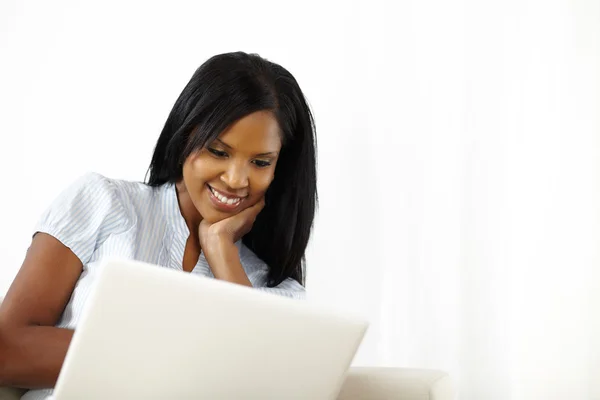 Jeune femme détendue travaillant sur ordinateur portable Images De Stock Libres De Droits