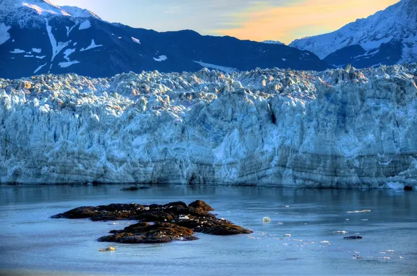Sunrise & Hubbard gletsjer rotsen — Stockfoto