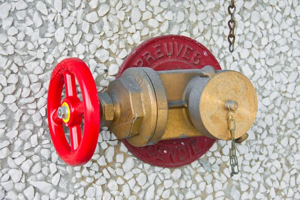 Bir vana ile bakır hidrant — Stok fotoğraf
