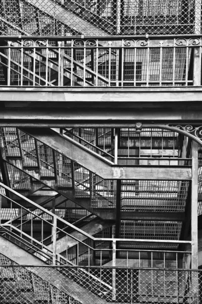 Kovové schodiště a zábradlí v černé a bílé — Stock fotografie