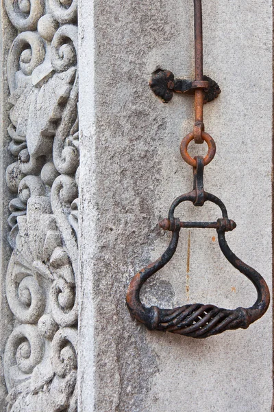 Vecchio manico campana in ferro battuto — Foto Stock