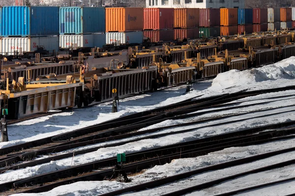 Промышленный железнодорожный терминал зимой — стоковое фото