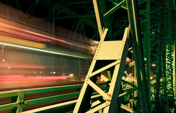 Μεταλλική γέφυρα στη νύχτα — Φωτογραφία Αρχείου