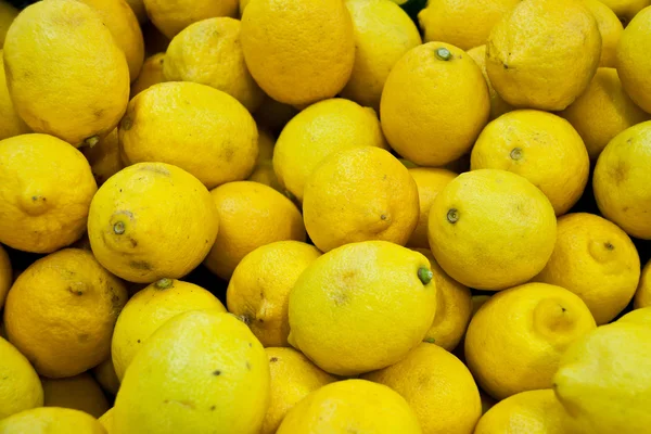 Gula citroner raw bakgrund — Stockfoto